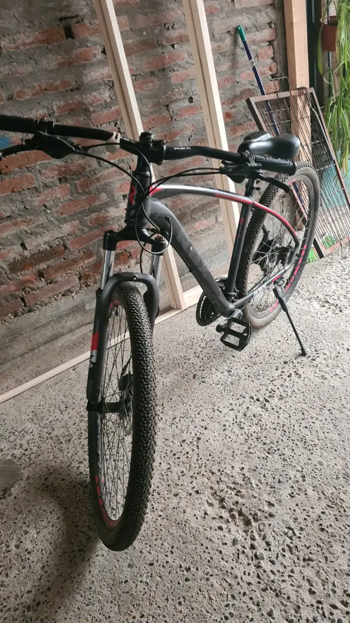 Bicicleta de montaña negra - 1