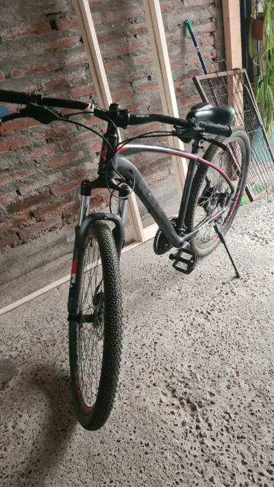 Bicicleta de montaña negra - miniatura 1