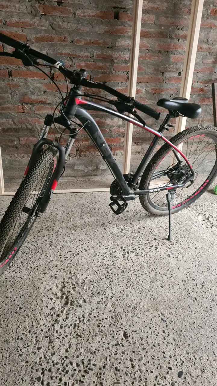 Bicicleta de montaña negra - 2
