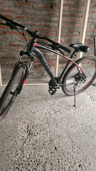 Bicicleta de montaña negra - miniatura 2