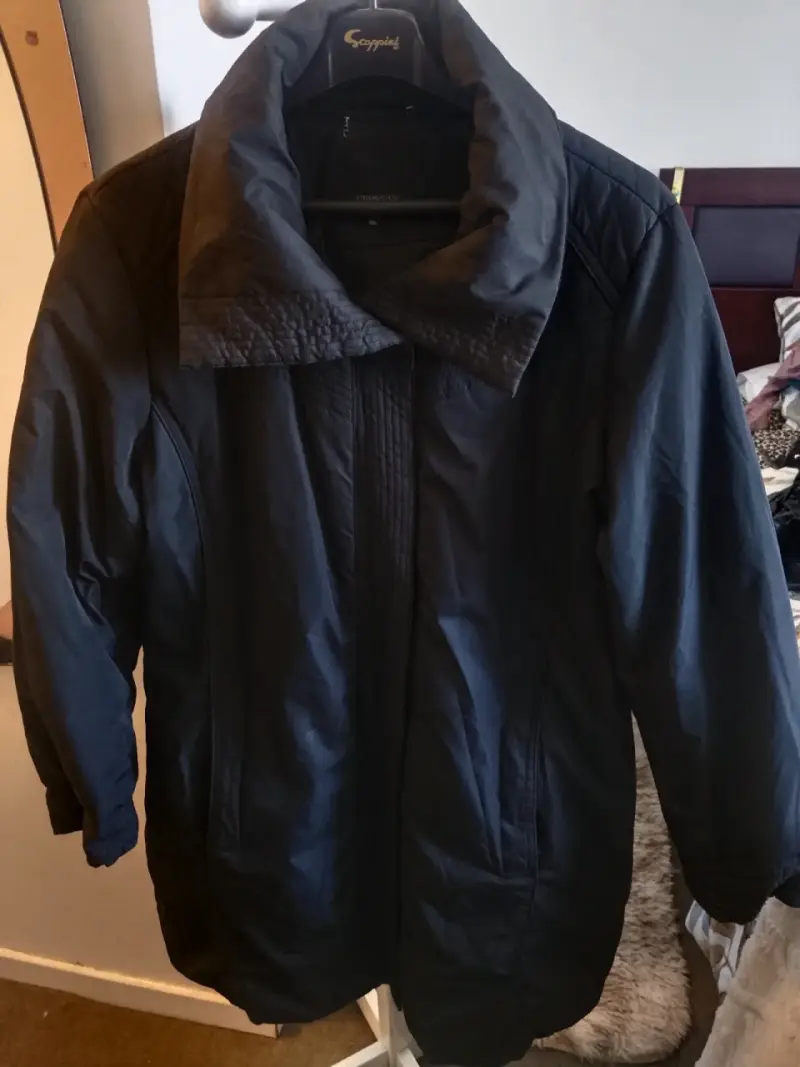 Parka negro con cuello amplio xl - 1