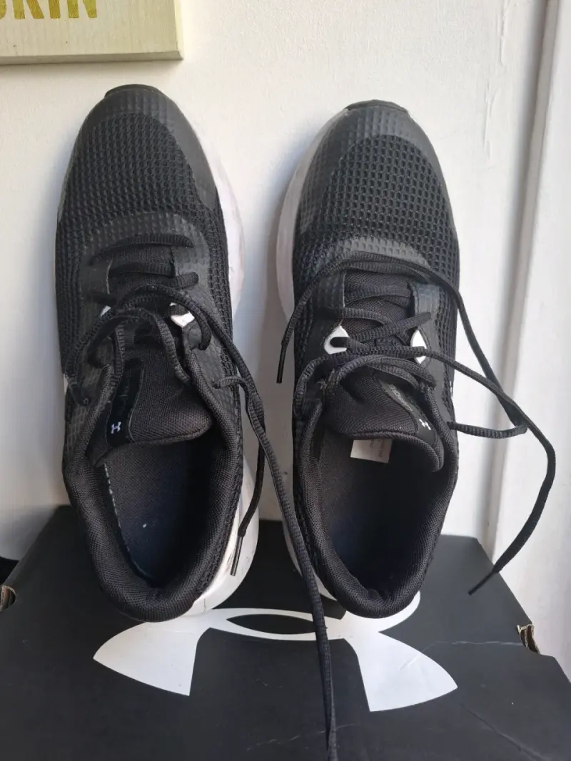Zapatillas deportivas negras Under Armour - 1