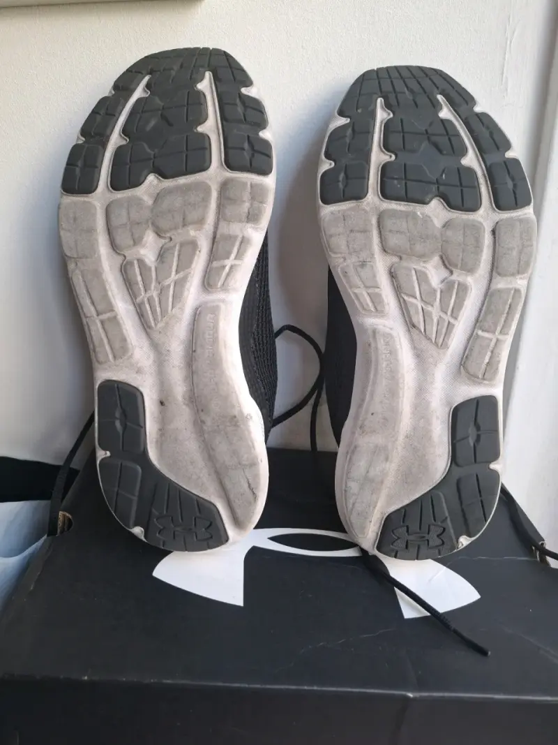 Zapatillas deportivas negras Under Armour - 4
