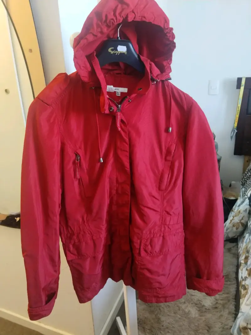 Chaqueta impermeable roja Zara talla M - 2