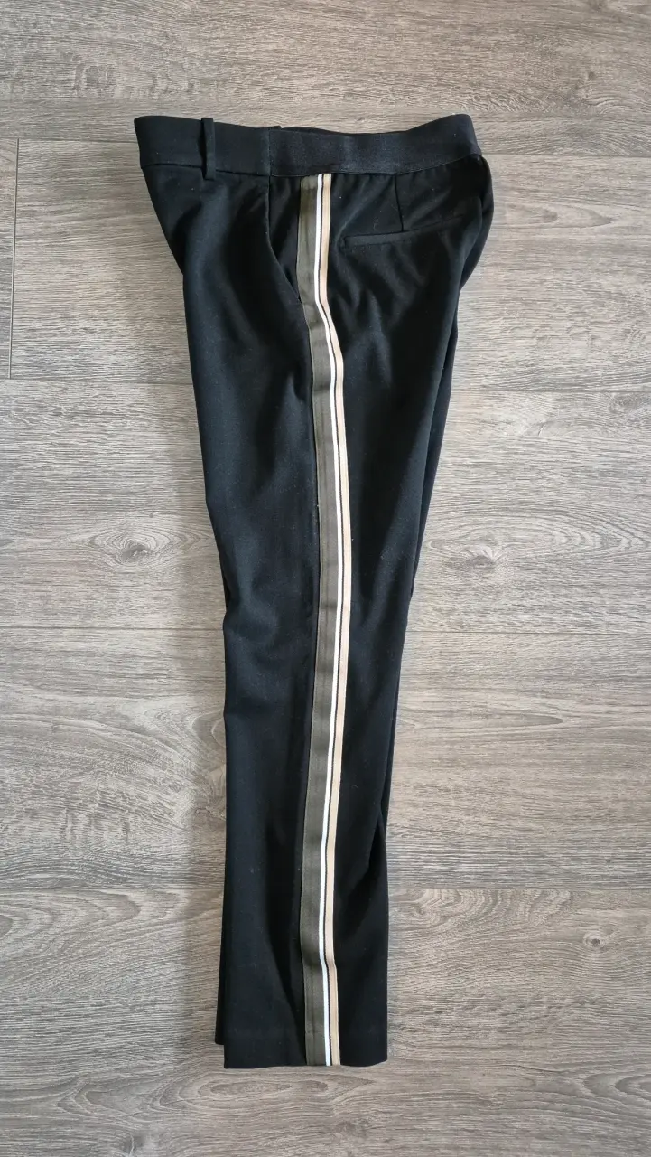 Pantalón negro con rayas - 1