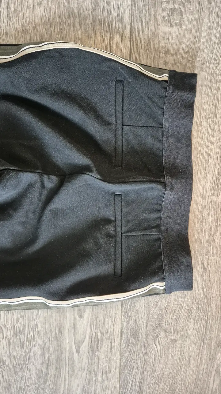 Pantalón negro con rayas - 4