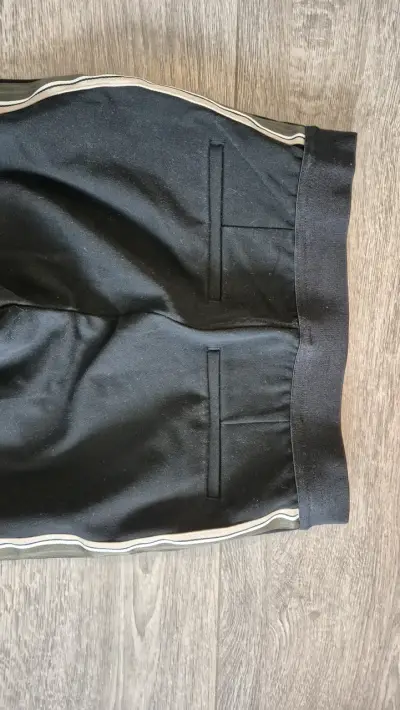 Pantalón negro con rayas - miniatura 4