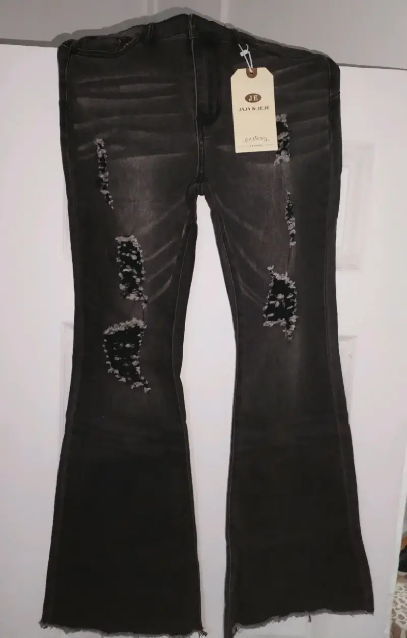 Jeans negros desgastados con etiqueta