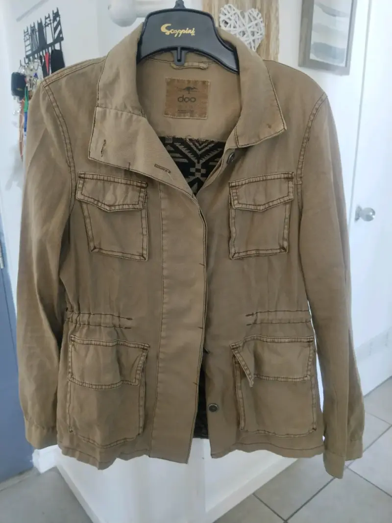 Chaqueta beige con bolsillos - 1