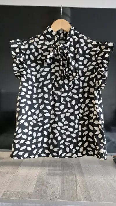 Blusa negra con lazos y volantes - miniatura 1