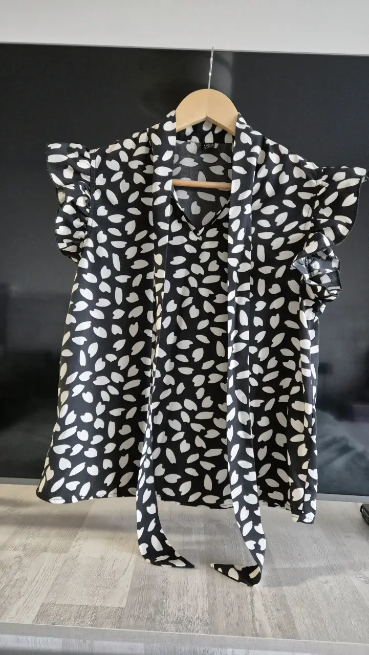 Blusa negra con lazos y volantes - 2