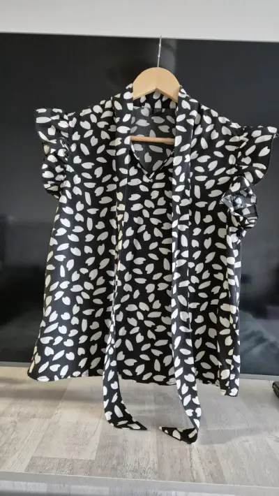 Blusa negra con lazos y volantes - miniatura 2