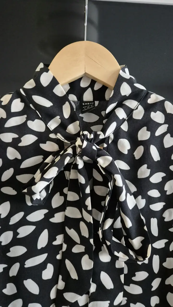 Blusa negra con lazos y volantes - 3