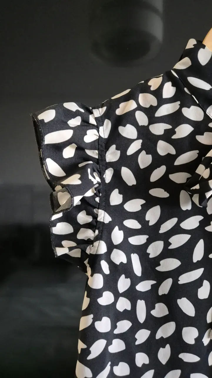 Blusa negra con lazos y volantes - 4