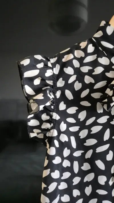 Blusa negra con lazos y volantes - miniatura 4