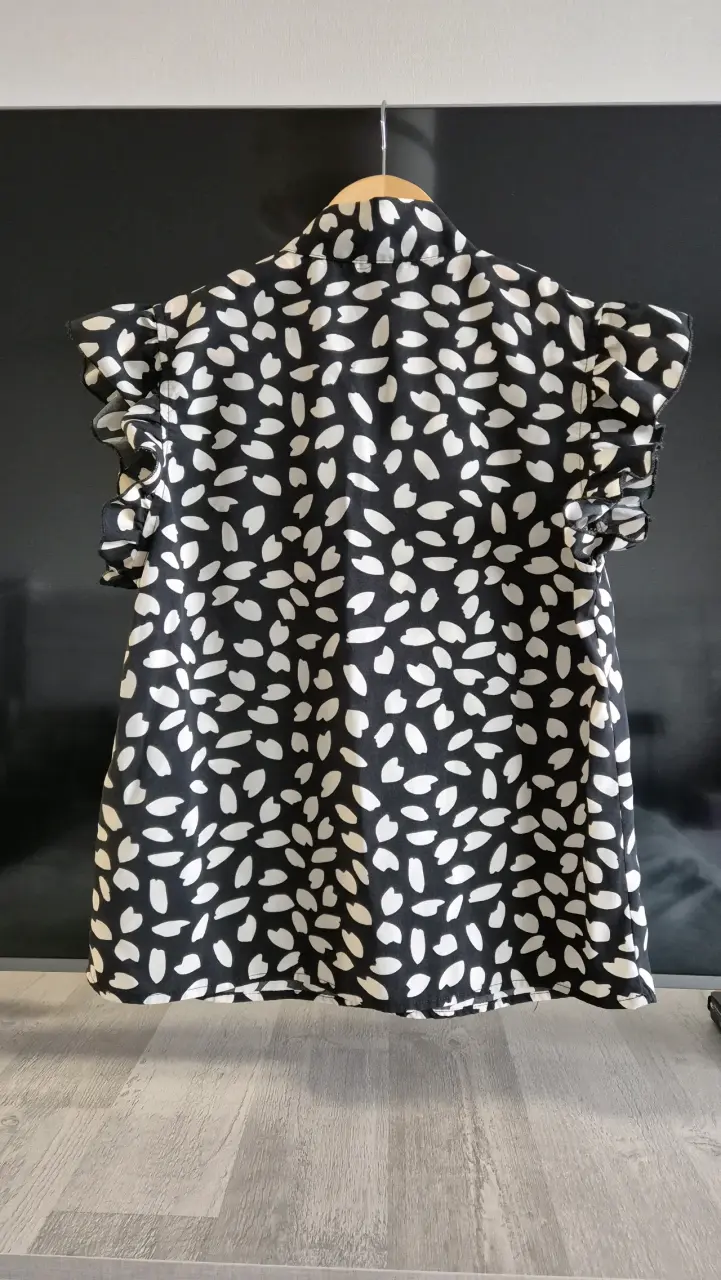 Blusa negra con lazos y volantes - 5