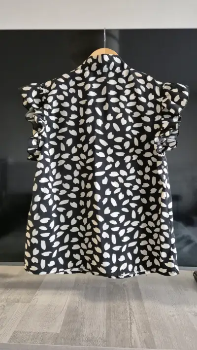 Blusa negra con lazos y volantes - miniatura 5