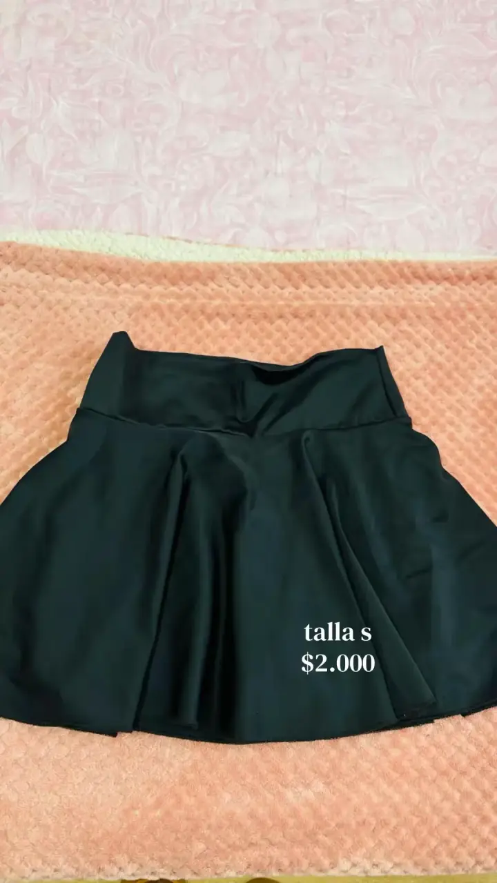 Falda negra corta