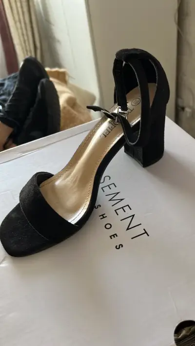 Sandalias de taco alto negras - miniatura 1