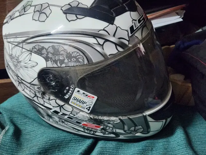 Casco LS2 con diseño floral - 3