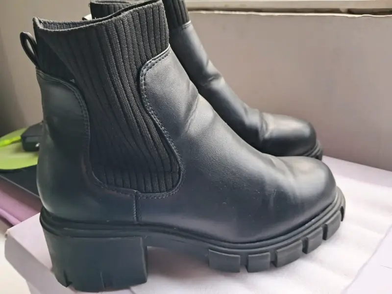 Botines negros de cuero - 1