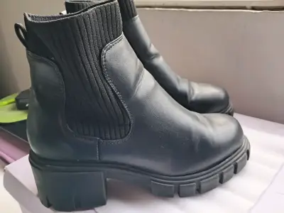 Botines negros de cuero - miniatura 1