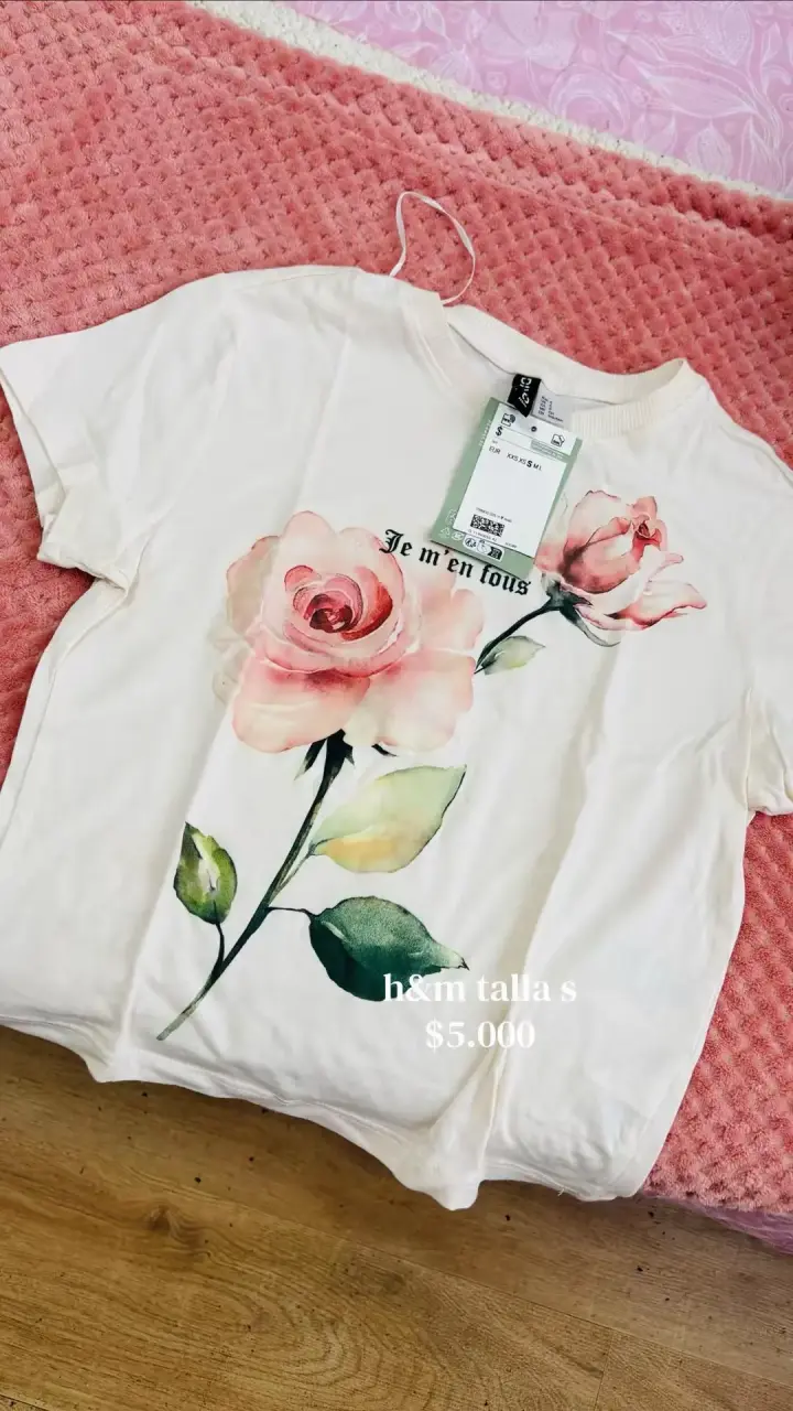 Polera blanca con rosa estampada