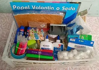 Caja de materiales de arte y manualidades