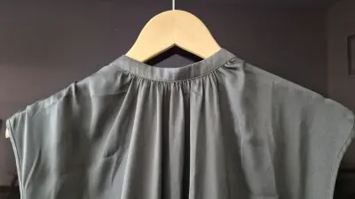 Vestido verde botella elegante - miniatura 3