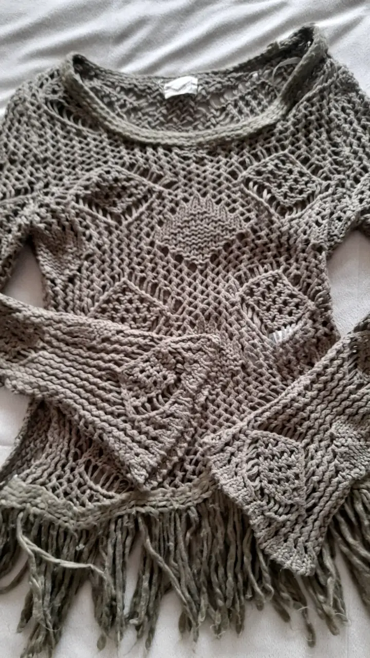 Sweater tejido verde oliva con flecos
