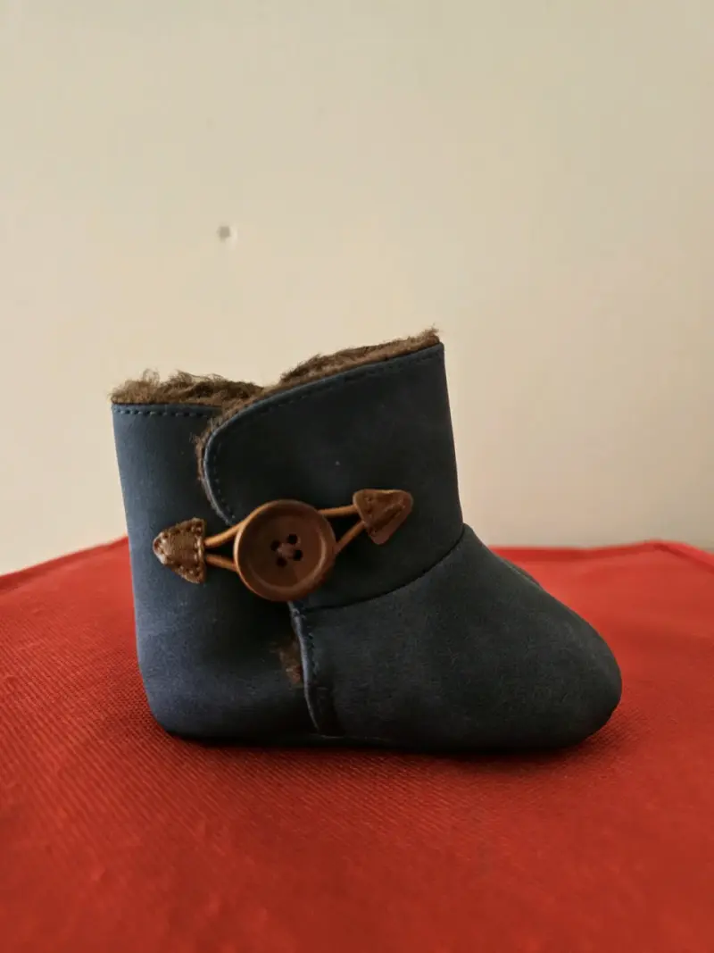 Botita de bebé azul con botón - 1