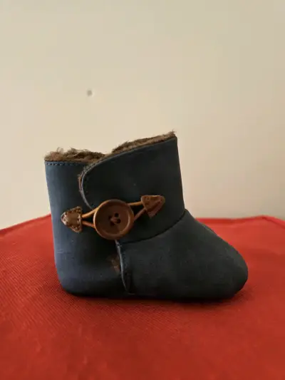 Botita de bebé azul con botón - miniatura 1