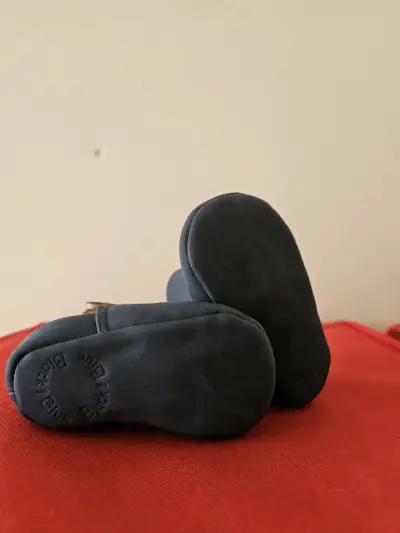 Botita de bebé azul con botón - miniatura 2