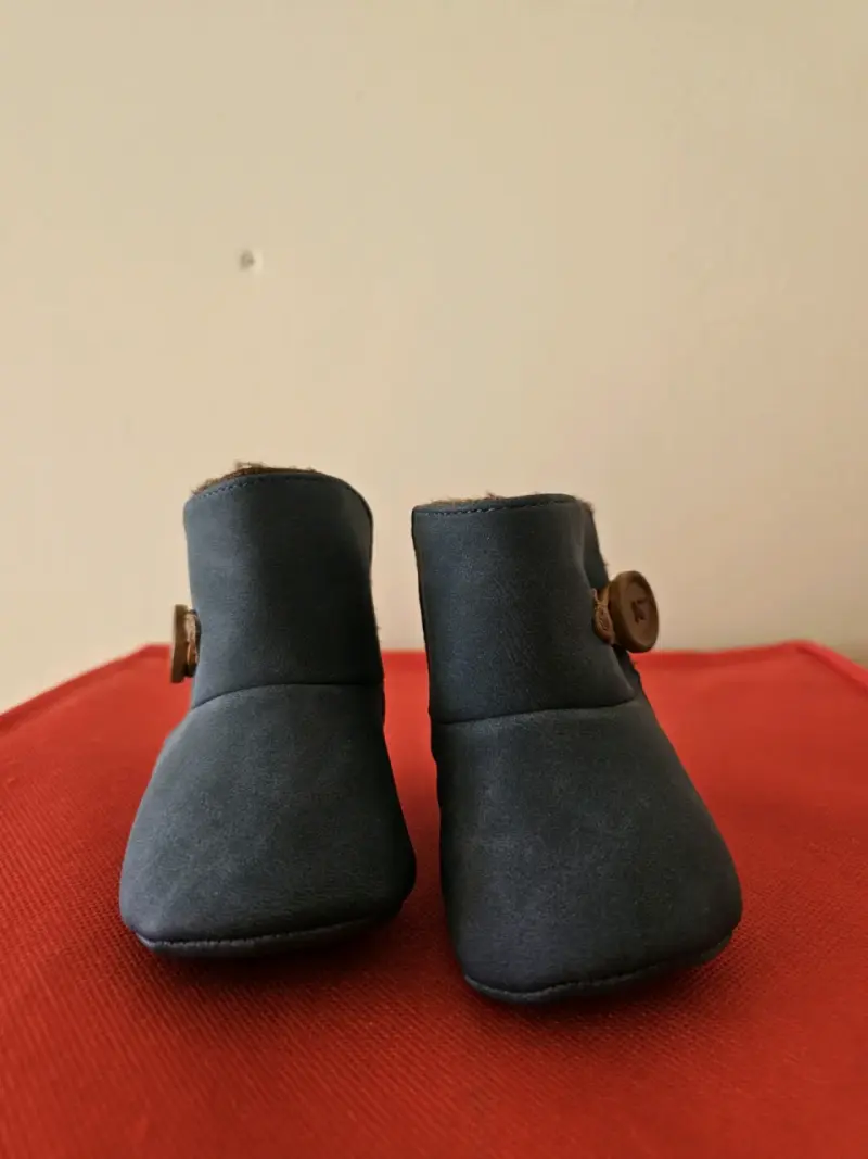 Botita de bebé azul con botón - 3