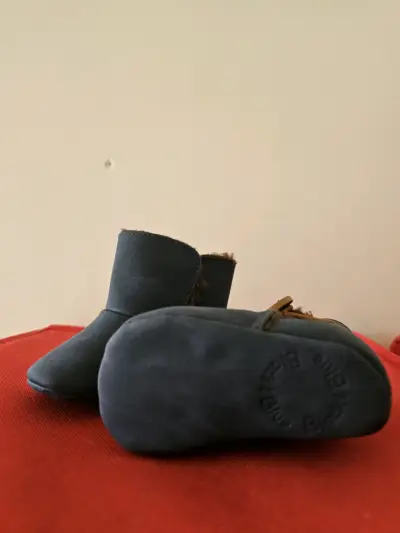 Botita de bebé azul con botón - miniatura 4