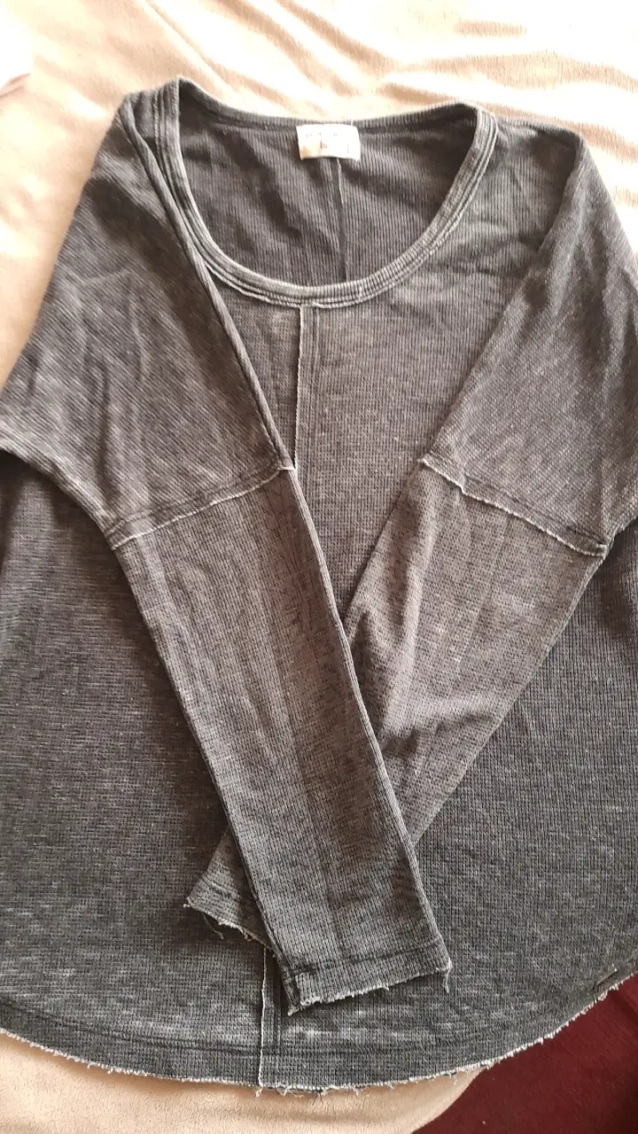 Polera gris manga larga