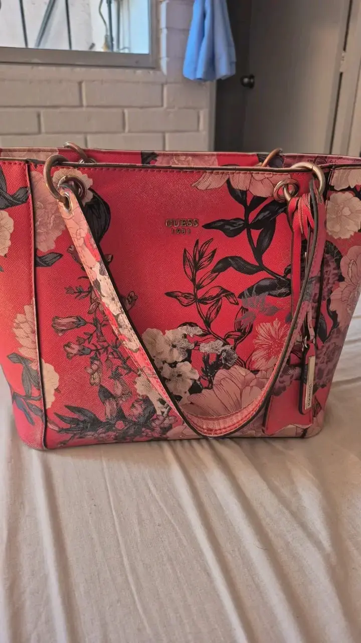 Cartera floral roja Guess - 1