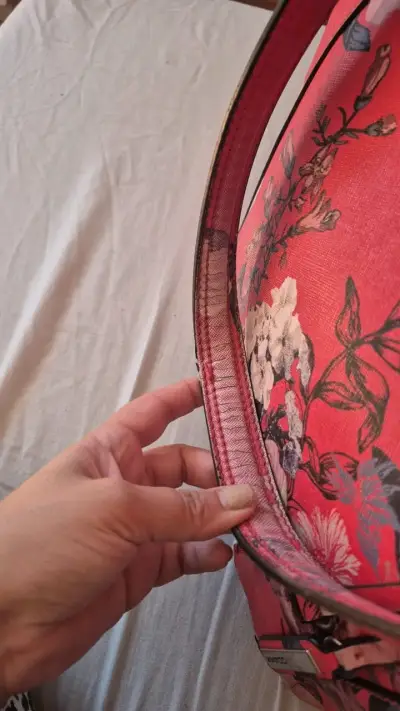 Cartera floral roja Guess - miniatura 2