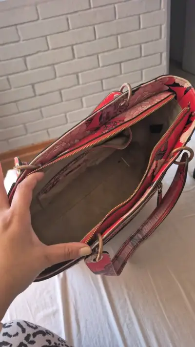 Cartera floral roja Guess - miniatura 3
