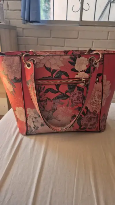 Cartera floral roja Guess - miniatura 4