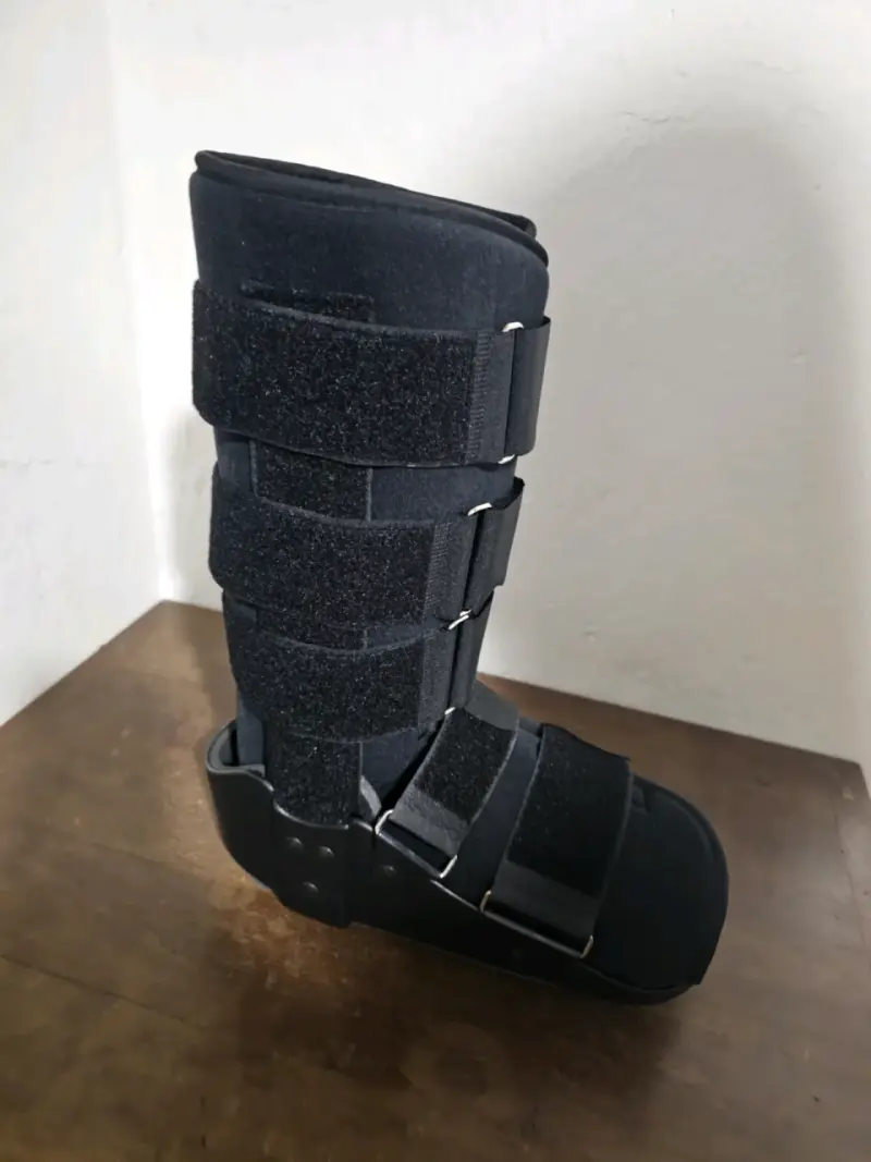 Bota ortopédica negra ajustable - 1