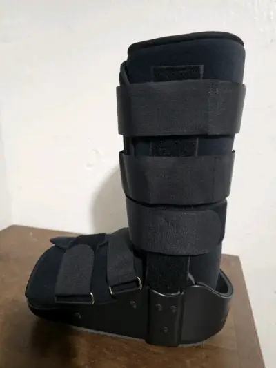 Bota ortopédica negra ajustable - miniatura 3