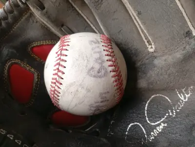 ⚾ GUANTE VINTAGE DE BÉISBOL + PELOTA AUTOGRAFIADA - miniatura 6