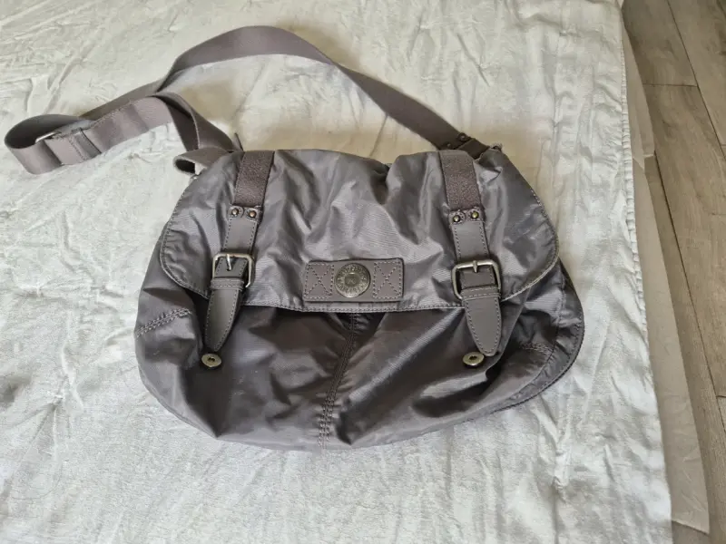 Bolso café con hebillas, marca kipling