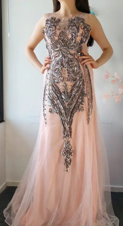Vestido largo rosado con lentejuelas - miniatura 1