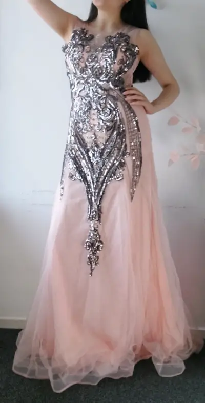 Vestido largo rosado con lentejuelas - miniatura 2