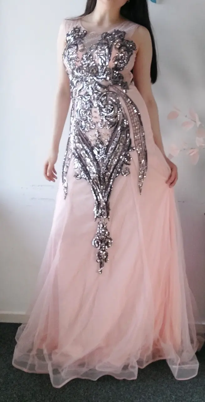 Vestido largo rosado con lentejuelas - 4