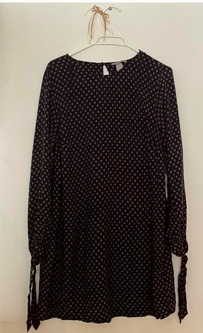 Vestido azul marino con estampado