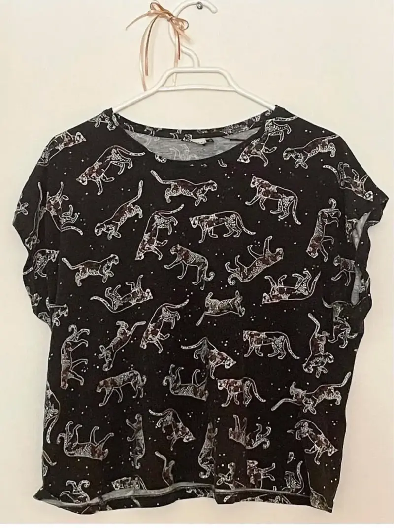 Polera negra con estampado leopardo