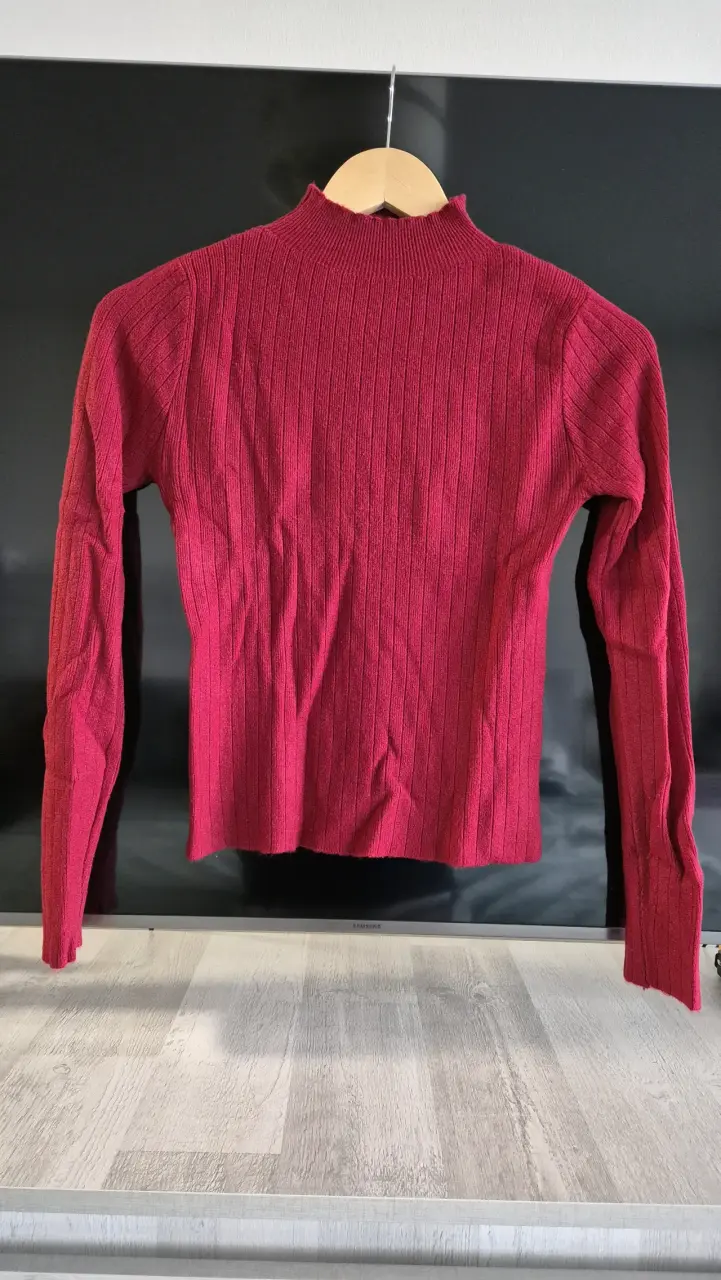 Suéter rojo cuello alto - 1